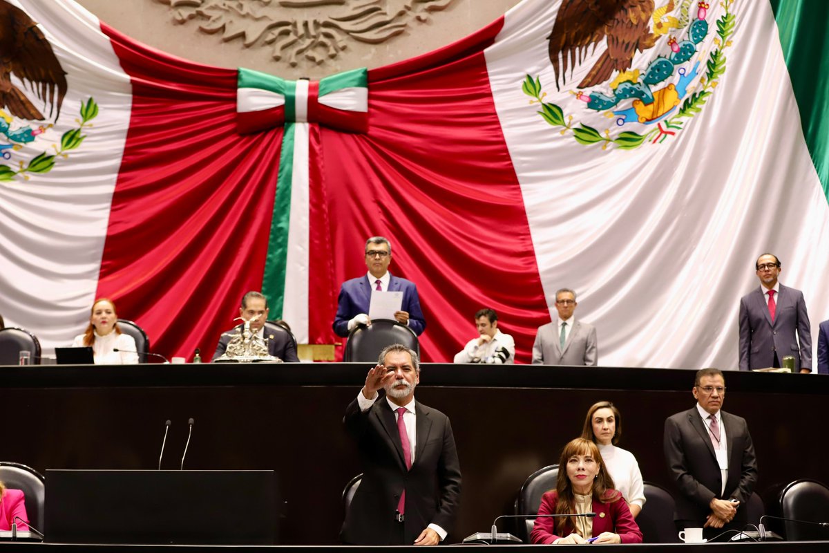 Hacienda_Mexico's tweet photo. El secretario de Hacienda, Édgar Amador, compareció ante el pleno de la Cámara de Diputados con motivo de la Glosa del Segundo Informe de Gobierno de la Presidenta Claudia Sheinbaum, para exponer sobre las finanzas públicas y las acciones realizadas durante los dos años de esta administración; además, explicó el Paquete Económico 2027. 

Lo anterior, para cumplir lo dispuesto en la Constitución Política de los Estados Unidos Mexicanos, en la Ley de Planeación, así como en la Ley de Presupuesto y Responsabilidad Hacendaria.
