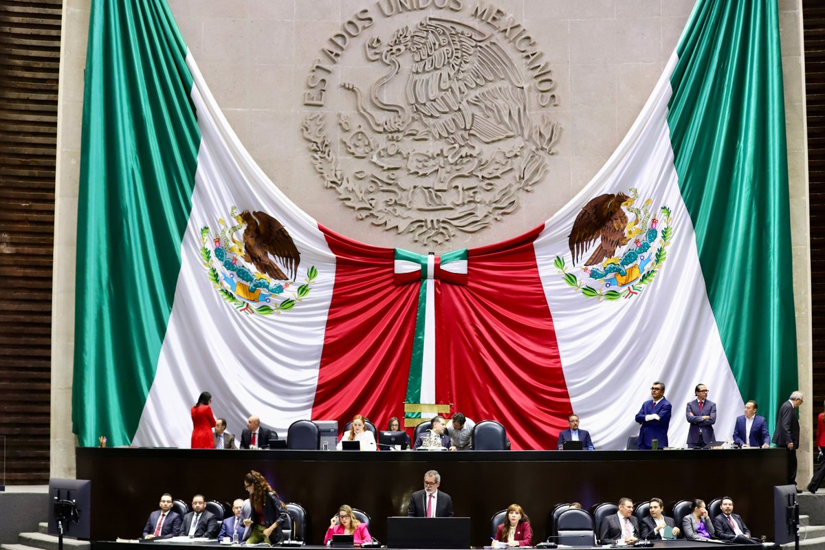 Hacienda_Mexico's tweet photo. El secretario de Hacienda, Édgar Amador, compareció ante el pleno de la Cámara de Diputados con motivo de la Glosa del Segundo Informe de Gobierno de la Presidenta Claudia Sheinbaum, para exponer sobre las finanzas públicas y las acciones realizadas durante los dos años de esta administración; además, explicó el Paquete Económico 2027. 

Lo anterior, para cumplir lo dispuesto en la Constitución Política de los Estados Unidos Mexicanos, en la Ley de Planeación, así como en la Ley de Presupuesto y Responsabilidad Hacendaria.