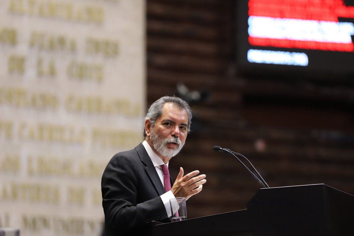 Hacienda_Mexico's tweet photo. El secretario de Hacienda, Édgar Amador, compareció ante el pleno de la Cámara de Diputados con motivo de la Glosa del Segundo Informe de Gobierno de la Presidenta Claudia Sheinbaum, para exponer sobre las finanzas públicas y las acciones realizadas durante los dos años de esta administración; además, explicó el Paquete Económico 2027. 

Lo anterior, para cumplir lo dispuesto en la Constitución Política de los Estados Unidos Mexicanos, en la Ley de Planeación, así como en la Ley de Presupuesto y Responsabilidad Hacendaria.