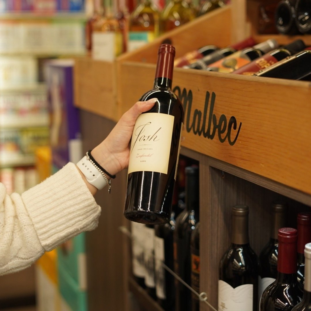 GoldenHillMark's tweet photo. Golden Hill Market offers an expansive wine selection. Stop by and find the perfect wine to take home tonight. 🍷

📍2044 Market St, San Diego, CA 92102

#GoldenHillMarket #WineSelection #WineLovers #ShopLocalSD #WineNight #BottleShop #SanDiegoLocal https://t.co/z0AdXPvdkU