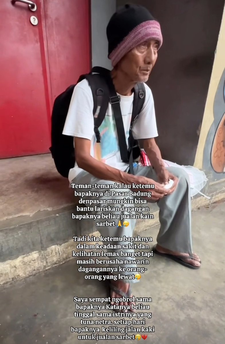 LiaAfri03881071's tweet photo. Teman-teman kalau ketemu bapaknya di Pasar Badung denpasar mungkin bisa bantu lariskan dagangan bapaknya beliau jualan kain sarbet 🙏🥲

Tadi kita ketemu bapaknya dalam keadaan sakit dan kelihatan lemas banget tapi masih berusaha nawarin dagangannya ke orang-orang yang lewat 🥲
Saya sempat ngobrol sama bapaknya Katanya beliau tinggal sama istrinya yang tuna netra. setiap hari bapaknya  keliling jalan kaki untuk jualan sarbet🥲💔#pedulisesama