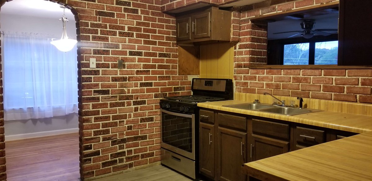 MO_TX_REALTOR's tweet photo. Building an investment portfolio? This two-story brick St. Louis home offers 3 bedrooms, 1 bath, 1,407 sq. ft., hardwood floors, a family room, and a walk-out basement with storage. Offered at $120,000. https://t.co/lhwGYgtAQC https://t.co/U0AQgZ1dVS