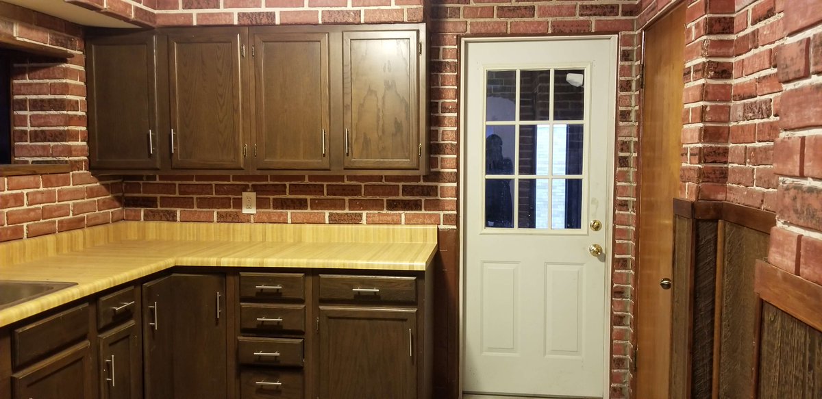 MO_TX_REALTOR's tweet photo. Building an investment portfolio? This two-story brick St. Louis home offers 3 bedrooms, 1 bath, 1,407 sq. ft., hardwood floors, a family room, and a walk-out basement with storage. Offered at $120,000. https://t.co/lhwGYgtAQC https://t.co/U0AQgZ1dVS