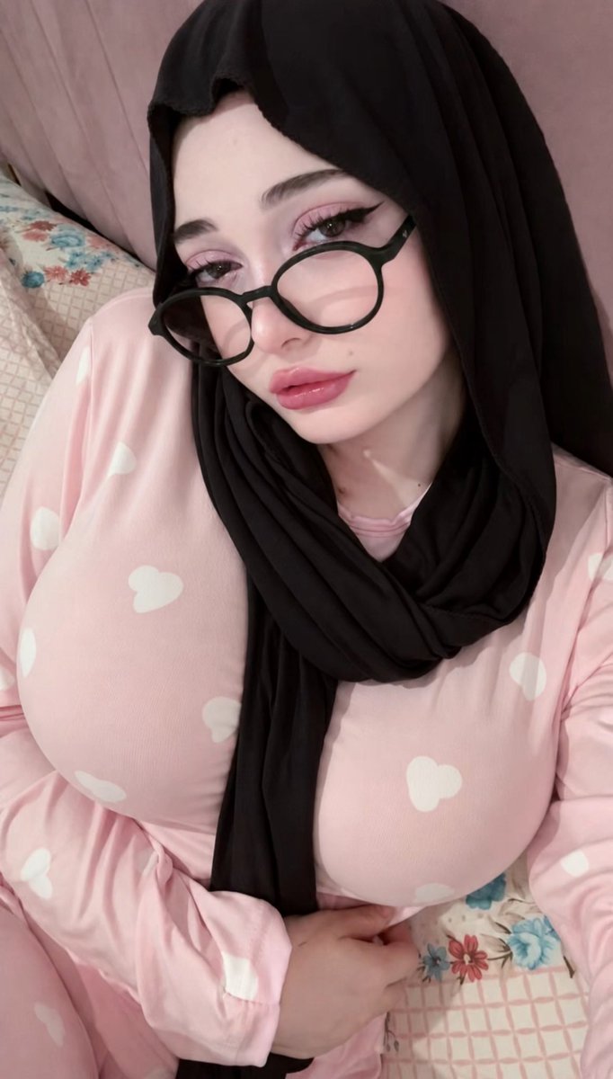 Farihayou's tweet photo. Cute or lips? 😇😇💋💋
Coming hug me? 🤗🤗💏💏 
Coming kiss me? 🥰🥰💏💏
Can I bedroom with me? 🥰🥰✨✨ https://t.co/u45bZvNiaR