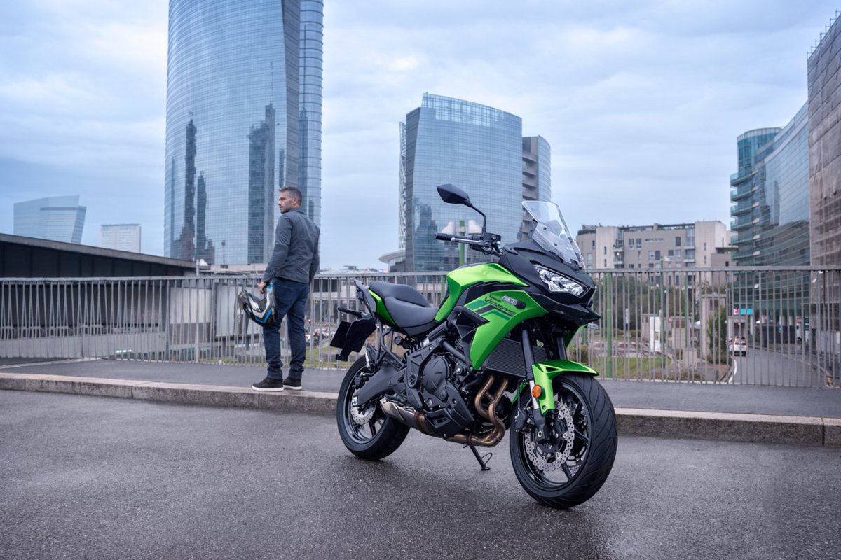 Kawasaki_JPN's tweet photo. 『VERSYS 650』
2027年モデルは本日10月1日より発売!
マルチパーパスモデル VERSYS 650 はライダーを次なる大冒険へいざないます。
▼製品詳細はこちら▼
https://t.co/hmlK6UPT7R
▼カタログ請求はこちら▼
https://t.co/2RW65FVqAe
#カワサキ #VERSYS #VERSYS650 https://t.co/xDWqj1agVa