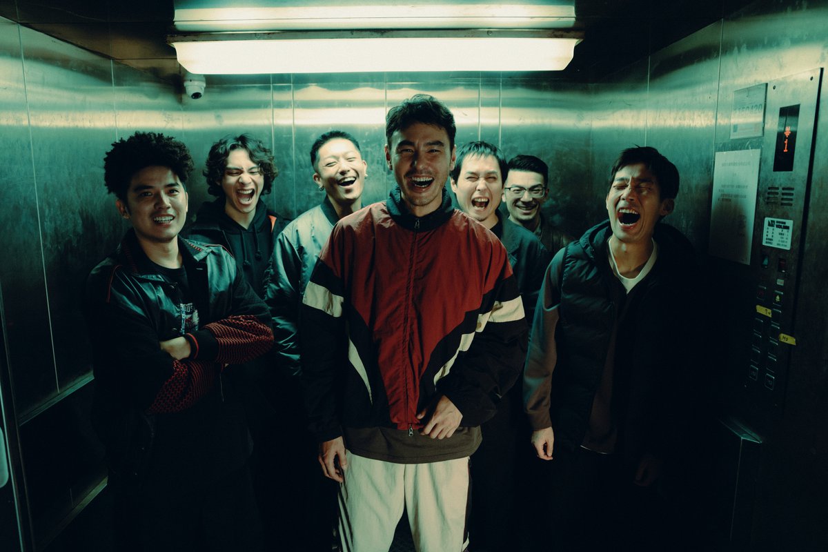 theatres_movie's tweet photo. 【#SABU 監督よりコメント】
「ミッドナイト・マッドネス」何やら恐ろしげな名前の部門。
午後11時59分からの上映だというのにチケットは完売。
ワクワクしながら上映に立ち会いました。
上映が始まりメインタイトルの後、僕の名前がクレジットされると割れんばかりの拍手と歓声!
おおっ、これがミッドナイト・マッドネスか…。
1244席の客席は、そこからどんどん熱くなり、観客のボルテージも上がり続ける。
笑い声、歓声、拍手。
最後まで大盛り上がりを見せました。
そして「#記憶ゼロ/ARRESTED MEMORY」は観客賞第3位を受賞しました。
更に、その後に行われた2回の上映も、すべて完売。
深夜にもかかわらず、劇場を埋め尽くしてくれた皆さん、本当にありがとう!
この夜の記憶は、絶対に消えてほしくないなぁ…。
