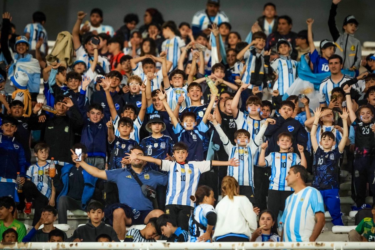 MartinLlaryora's tweet photo. La selección hoy tiene un público único. La platea vibra con miles de chicos que llegaron desde los clubes del interior cordobés.
Para muchos de ellos, hoy será un recuerdo que los va a acompañar toda la vida: compartir con sus amigos, entrar al #EstadioKempes, sentir de cerca la pasión por la @Argentina y alentar juntos a la selección.
Son experiencias que inspiran, despiertan sueños y acompañan el gran trabajo que realizan las instituciones deportivas.
#HacerParaCrecer