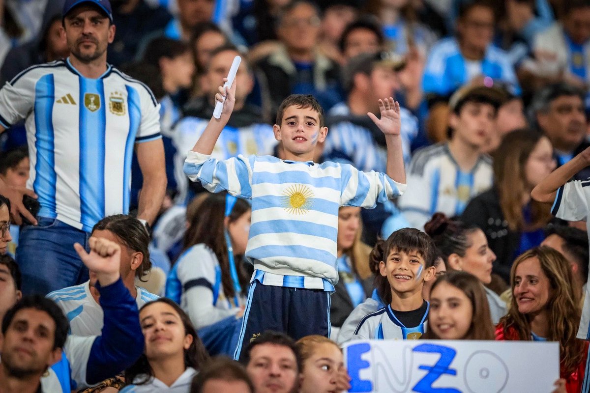 MartinLlaryora's tweet photo. La selección hoy tiene un público único. La platea vibra con miles de chicos que llegaron desde los clubes del interior cordobés.
Para muchos de ellos, hoy será un recuerdo que los va a acompañar toda la vida: compartir con sus amigos, entrar al #EstadioKempes, sentir de cerca la pasión por la @Argentina y alentar juntos a la selección.
Son experiencias que inspiran, despiertan sueños y acompañan el gran trabajo que realizan las instituciones deportivas.
#HacerParaCrecer