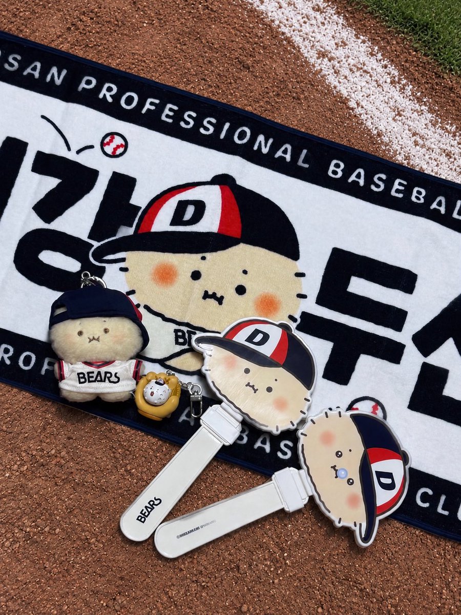 doodeojibears's tweet photo. 2026 망곰이 굿즈 사진 찍고 ai한테 배경 바꿔달라 하니까 클리커 키링 이목구비 뭉개놓음 ㅜㅜ https://t.co/K85xrFfbKF