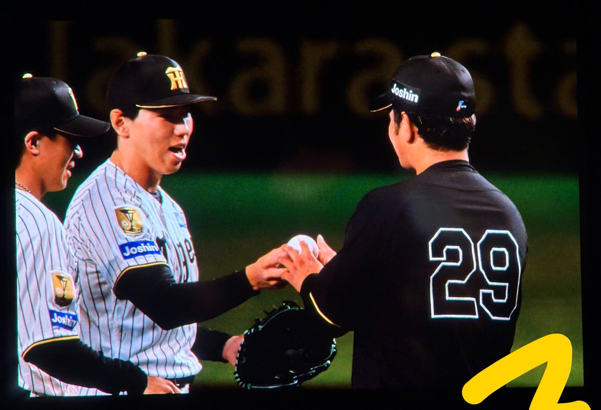 NT7_HT's tweet photo. 260930
阪神vsヤクルト (甲子園)⑤
工藤���んからウイニングボールを受け取る遥人さん
#髙橋遥人 #高橋遥人 #工藤泰成 #阪神タイガース https://t.co/JrjAhNWxFg