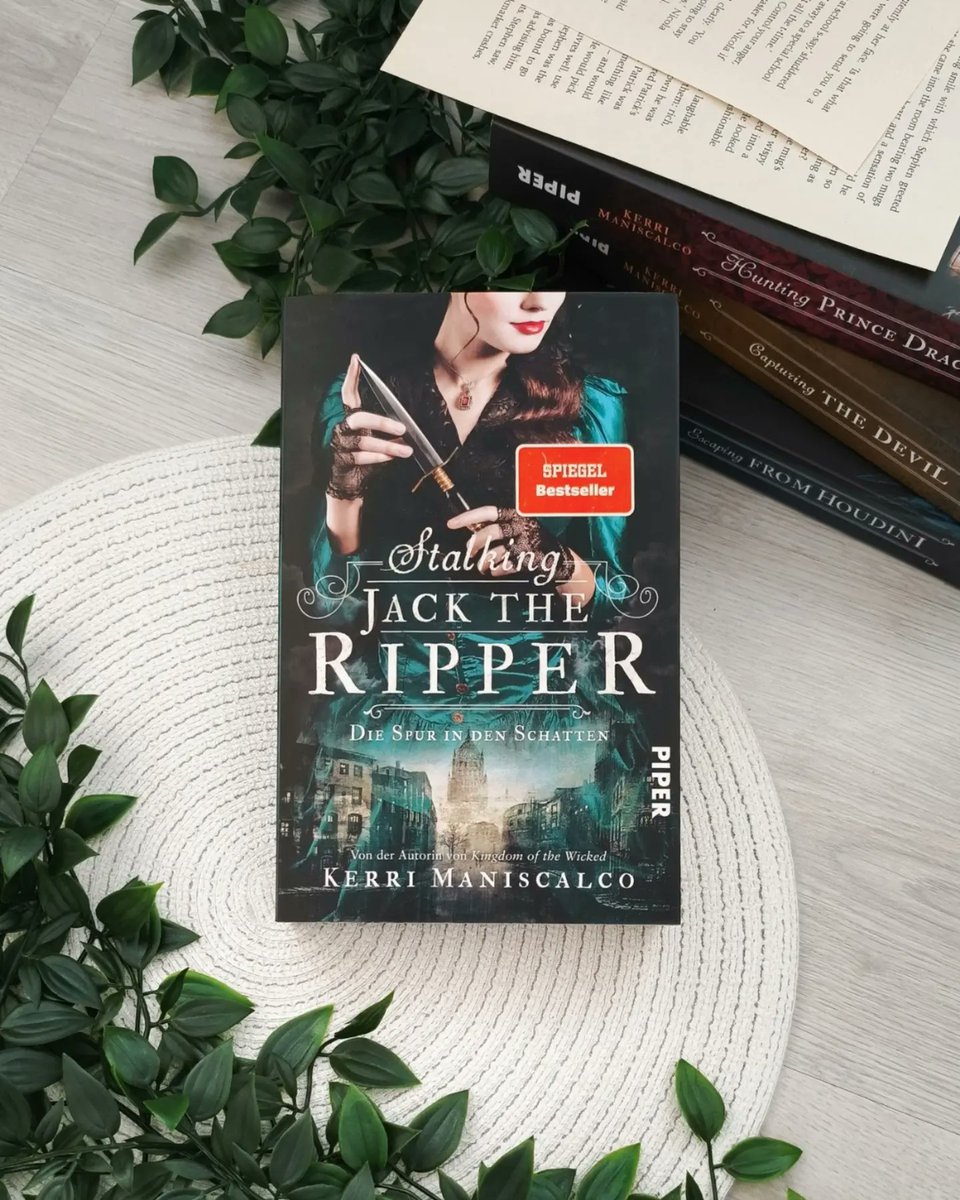 aaliyahmilleraf's tweet photo. Review of *Stalking Jack the Ripper* 😊

Do you always buy an entire book series at once when possible? 🤔 My rating: 5/5 ⭐

I wasn’t sure whether buying the complete series a few weeks ago was a good idea. But what would you have done if you https://t.co/av71WriXjm