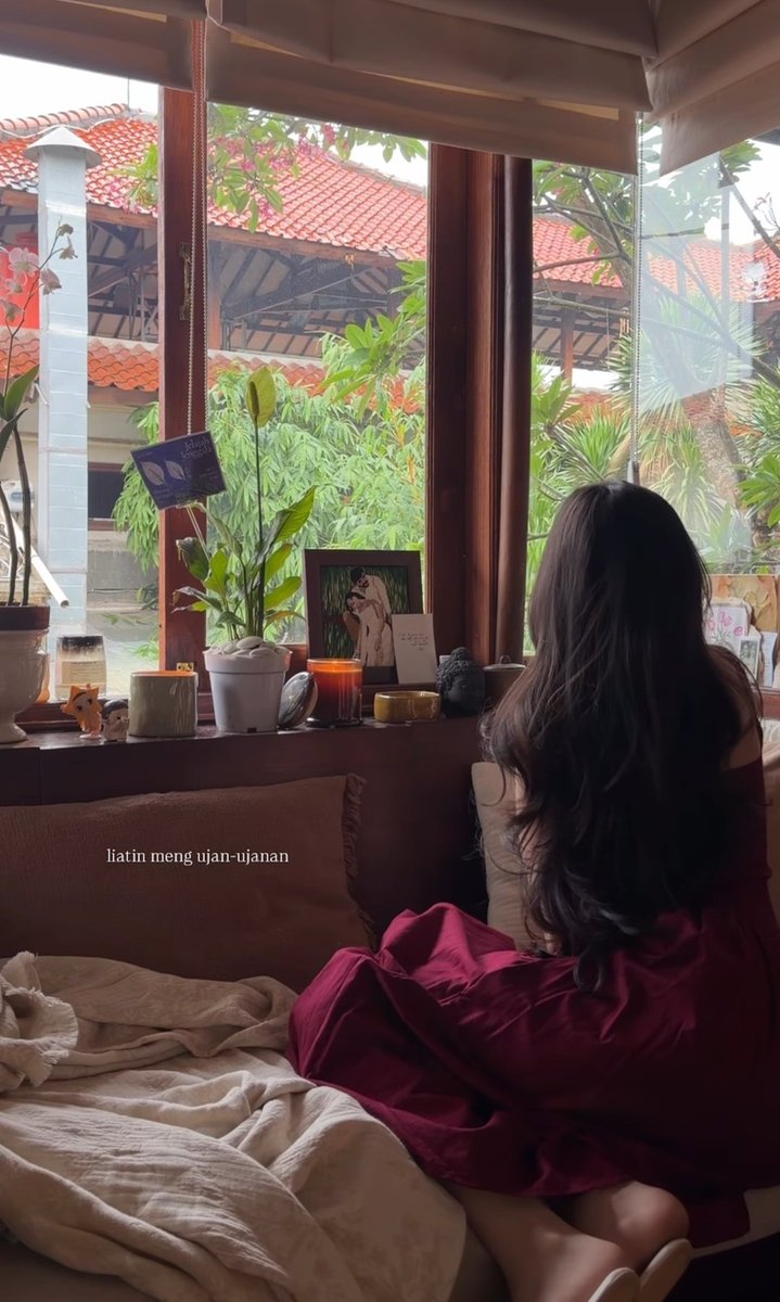 pixieaeris's tweet photo. When yh gakerja dan kerjaannya gini aja tiap hari, ngonten, dandan, ngurus bunga, coba trial masak2 krna msh blm bisa https://t.co/RUwZ3kQz2g