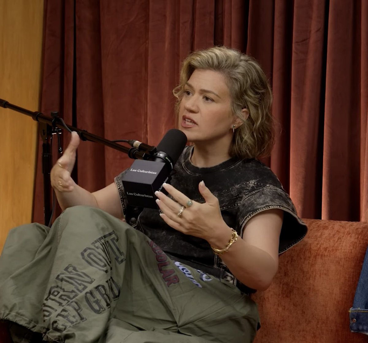 PopCrave's tweet photo. Kelly Clarkson to Las Culturistas on AI music:

“It’s controversial, I don’t care - I love AI. There’s very amazing things with AI that I’m obsessed with it…BUT, when you see AI artists competing on a chart with humans, I have an issue. I think there should be a separate chart. I think it’s welcome to the table, it’s really cool and creative what we’re going to create musically with AI…but I don’t think they should be competing with humans…but there can be an appetite for both.”