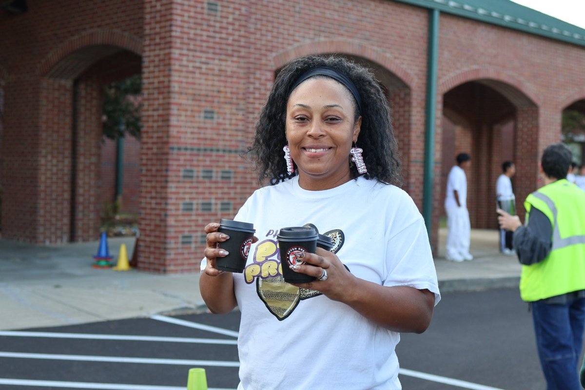 DCSeNews's tweet photo. ☕️ A little coffee to start the day! Pleasant Hill Elementary School's PTO baristas were serving up smiles &amp; plenty of coffee in the parent drop-off line this morning! We love seeing the school community come together to make mornings a little brighter! #TeamDCS #BeTheStandard https://t.co/McOtWtbaEm
