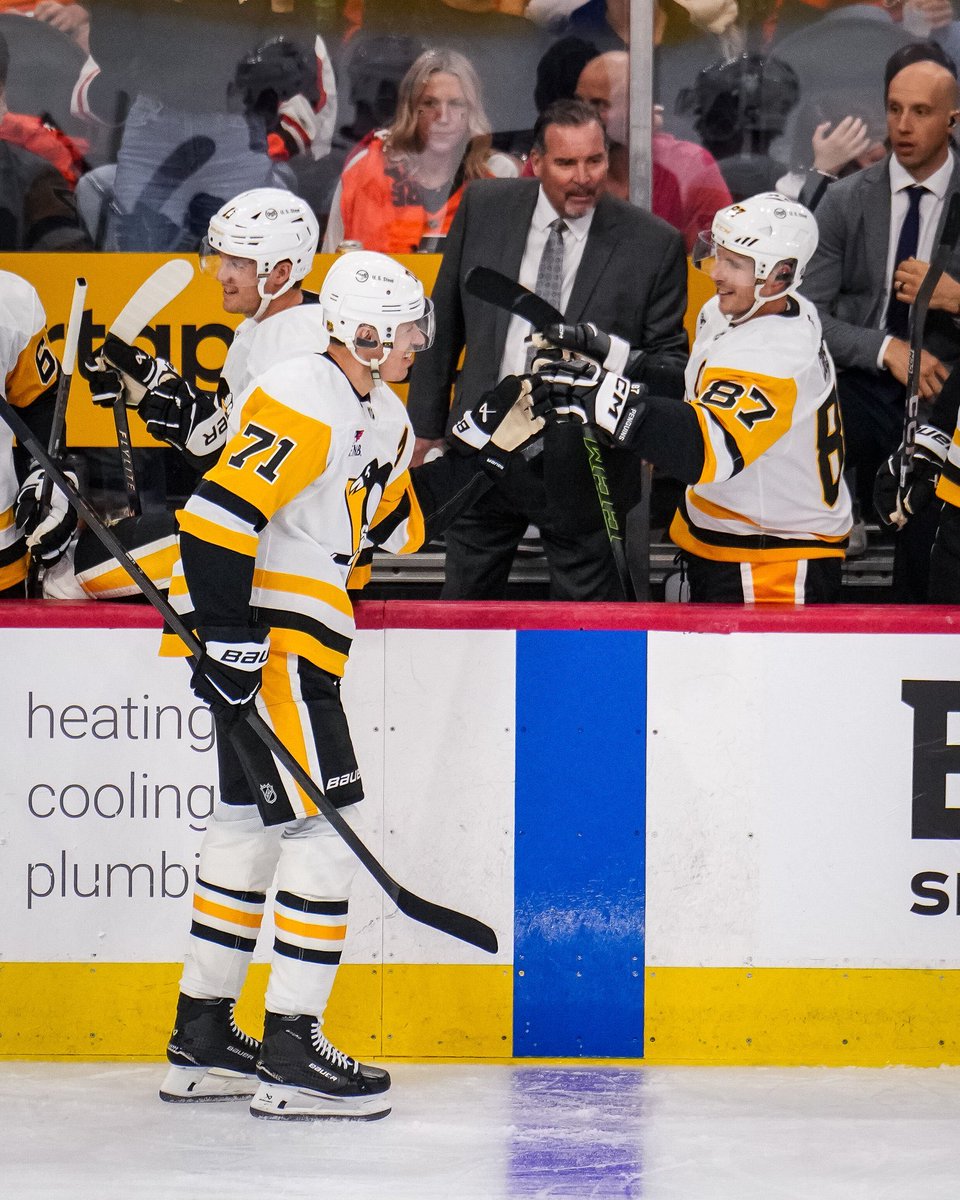 kendallhosseini's tweet photo. this picture like they have been scoring on the flyers together for 21 seasons https://t.co/6PKwQiG5FO