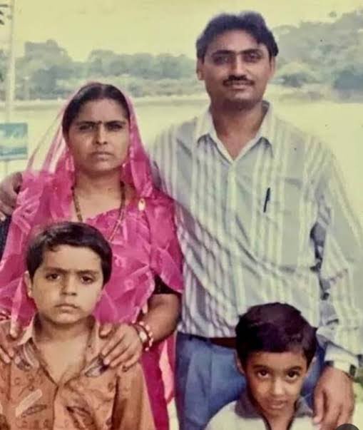 sumit_nehra_'s tweet photo. साधारण से असाधारण होने की कहानी…

एक छोटे से कांग्रेस कार्यकर्ता से शुरू हुआ सफर—आज राजस्थान कांग्रेस के प्रदेश अध्यक्ष तक पहुँचा है।

हम बात कर रहे हैं गोविंद सिंह डोटासरा की।

जमीनी राजनीति से शुरुआत की, जनता का विश्वास जीता और लगातार आगे बढ़ते गए। पंचायत समिति सदस्य बने, प्रधान की जिम्मेदारी संभाली, फिर लगातार चार बार विधायक चुने गए और कांग्रेस सरकार में शिक्षा मंत्री रहे।

आज वे राजस्थान प्रदेश कांग्रेस कमेटी के अध्यक्ष के रूप में संगठन की कमान संभाल रहे हैं और राजस्थान कांग्रेस के सबसे लंबे समय तक प्रदेश अध्यक्ष रहने वाले नेताओं में शामिल होने जा रहे हैं।

उनकी पहचान सिर्फ पदों से नहीं, बल्कि मेहनत, संघर्ष, बेबाकी, जमीनी जुड़ाव, कार्यकर्ताओं से सीधा संवाद और संगठन को मजबूत करने की क्षमता से बनी है।

आज उनके जन्मदिन पर हार्दिक बधाई एवं शुभकामनाएं।
ईश्वर उन्हें स्वस्थ एवं दीर्घायु जीवन प्रदान करें और वे इसी तरह कांग्रेस के हर कार्यकर्ता को साथ लेकर संगठन को मजबूती देने और जनता की आवाज़ को बुलंद करने का काम करते है ।
यह सिर्फ राजनीतिक सफर नहीं, बल्कि संघर्ष, समर्पण और जनता के विश्वास की असाधारण कहानी है।

जन्मदिन की हार्दिक शुभकामनाएं, गोविंद सिंह डोटासरा जी। 🌹

हर कार्यकर्ता का सम्मान, हर कार्यकर्ता का साथ—यही मजबूत संगठन की पहचान है।
@GovindDotasra @OfficeofGSD @INCRajasthan @INCIndia