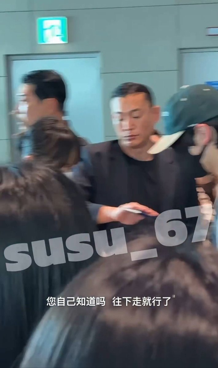 bvserui's tweet photo. What happened at the airport today was terrible those stalkers including the stalker“susu_67”(taekooker)managed to reach the boarding area and this violates airport regulations Jimin did the right thing,he slowed his pace so he could stay with his manager to avoid the traffic+ https://t.co/jaJGH3rhDH