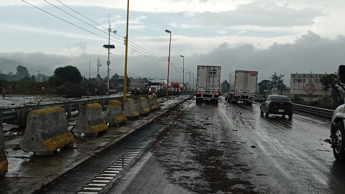 jornadaveracruz's tweet photo. El desbordamiento de la barranca de San José, en Esperanza, Puebla, generó escurrimientos hacia Veracruz.

El río Chiquito aumentó su nivel y Protección Civil mantiene vigilancia en Maltrata, Nogales y la presa El Infiernillo.

https://t.co/vnPY8j0KyI https://t.co/eANyHWijfe