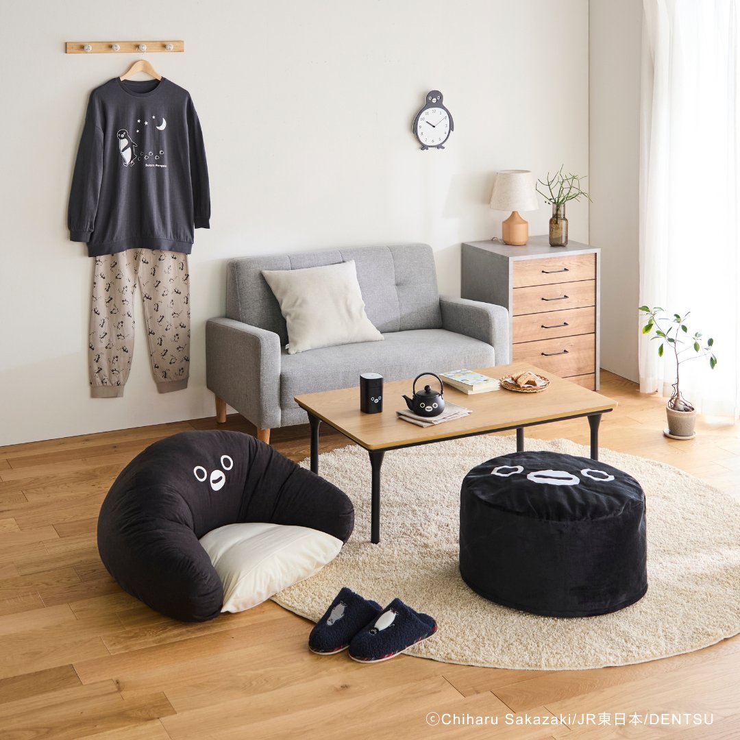 bellemaison_jp's tweet photo. ／
#Suicaのペンギン 新商品登場🐧✨！
＼

リビングに #Suicaのペンギン 大集合！
ソファやルームウェア、急須など、
全7アイテムが登場します。

ティータイムが楽しくなる急須も、
ぽってりお腹の文字盤がキュートな時計も、
思わずナデナデしちゃうクッションにもなる布団収納袋も、
お部屋にあるとニンマリしちゃうこと間違いなしですね💕