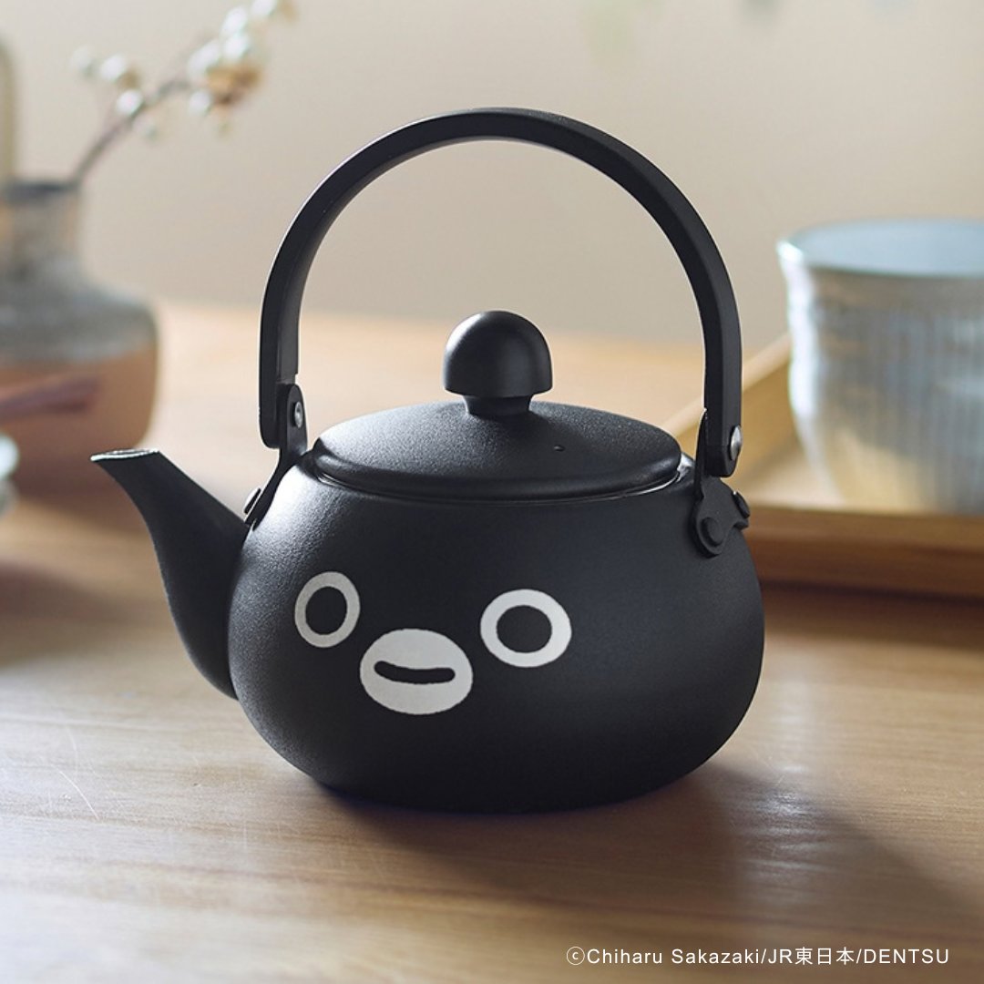 bellemaison_jp's tweet photo. ／
#Suicaのペンギン 新商品登場🐧✨！
＼

リビングに #Suicaのペンギン 大集合！
ソファやルームウェア、急須など、
全7アイテムが登場します。

ティータイムが楽しくなる急須も、
ぽってりお腹の文字盤がキュートな時計も、
思わずナデナデしちゃうクッションにもなる布団収納袋も、
お部屋にあるとニンマリしちゃうこと間違いなしですね💕