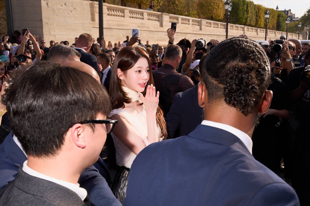 cutecat4847's tweet photo. She is glowing in the crowd https://t.co/hg4qkJRnGa