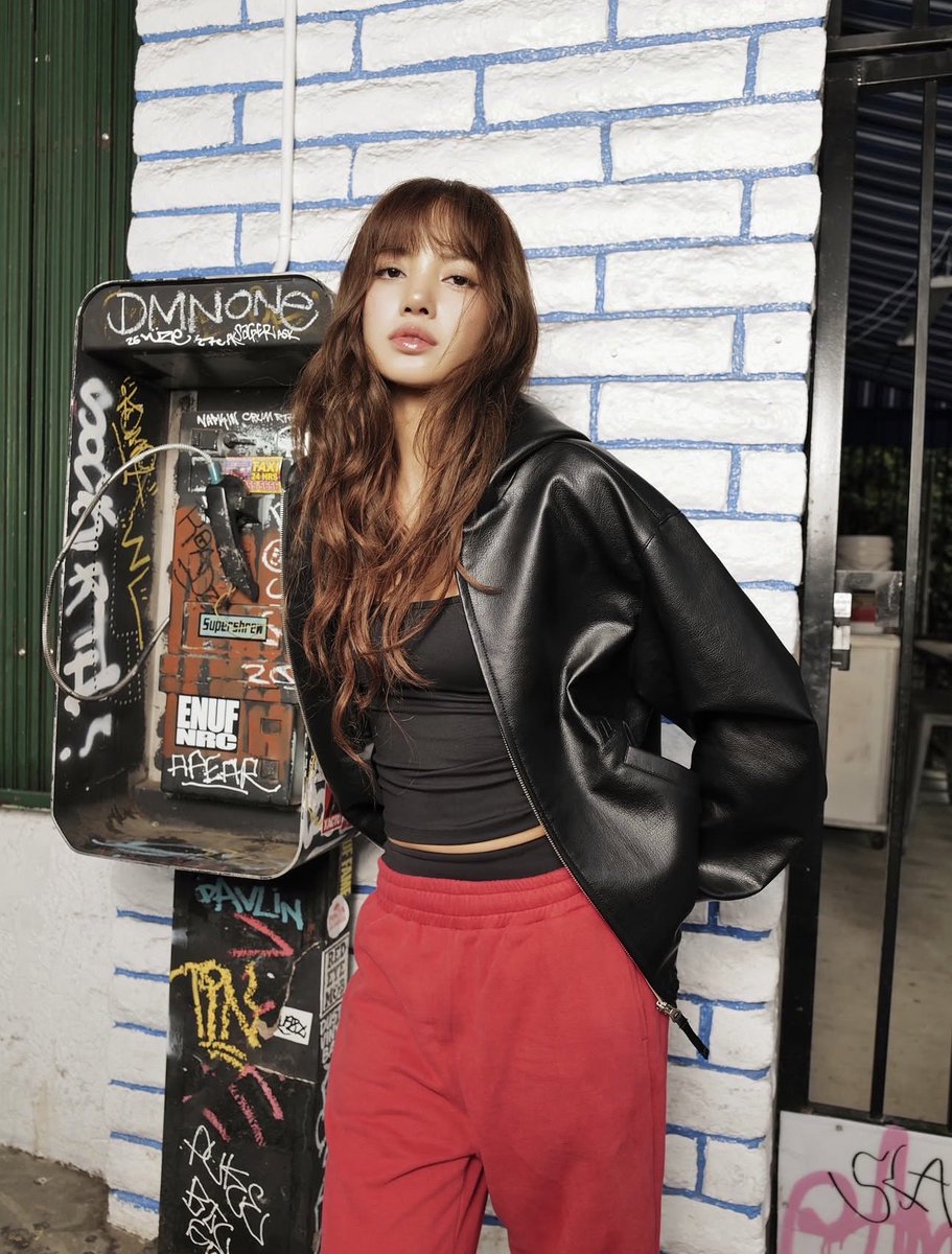LalisaStrategy's tweet photo. OFF DUTY WITH LISA 🩷🍂
LLOUD’s new Fall Collection is coming October 14!

Lisa looks absolutely gorgeous, and I’m already obsessed with this whole vibe. 😭🫶🏽 Who else is ready?

#LISA #LLOUD https://t.co/4egPLHeFNN