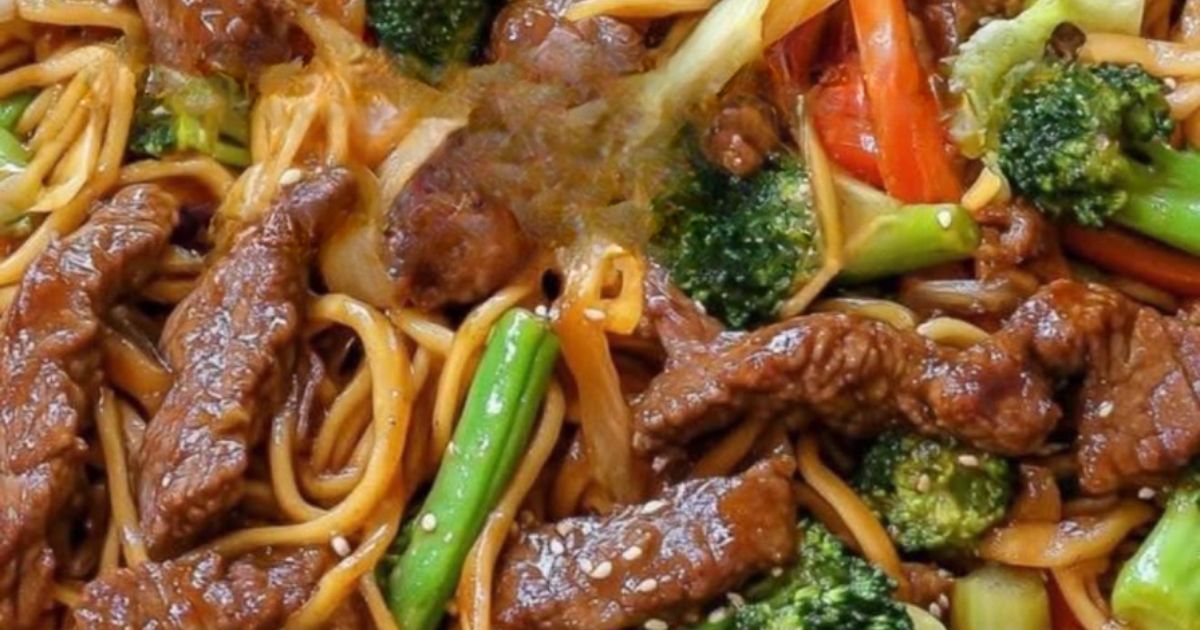 YummyEasy's tweet photo. What you need: Beef, lo mein noodles, fresh veggies, and a rich, savory sauce. Simple ingredients. Big flavor.
#food #recipes #EasyDinner #StirFry
https://t.co/G5NaGxbtc8 https://t.co/bTxvvBqGpM