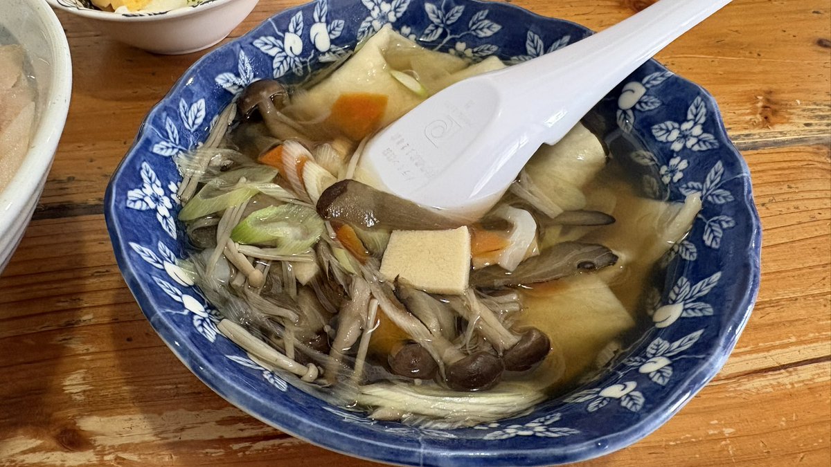 k2c_dokidoki's tweet photo. #みなと食堂
諦めてませんよみなと食堂🤭今日の朝食です
有名な平目漬丼も良かったけど他の魚も食べたくて平目ものってる　ザ・漬丼🐟せんべい汁もセットで☺️平目はサッパリしてるけど味はしっかり味わえて絶品😋
狭い店内だけど落ち着ける雰囲気が良かった🤗
#八戸市
#朝食
#海鮮丼 https://t.co/WLrTQHJWVK