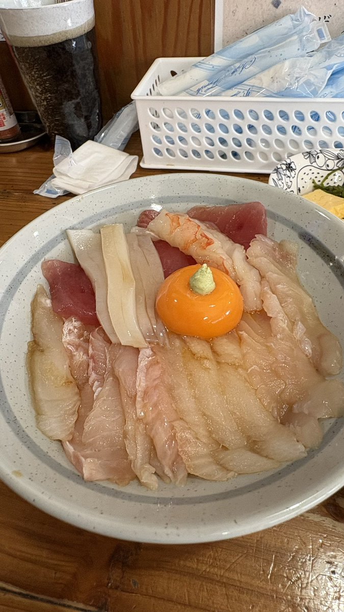 k2c_dokidoki's tweet photo. #みなと食堂
諦めてませんよみなと食堂🤭今日の朝食です
有名な平目漬丼も良かったけど他の魚も食べたくて平目ものってる　ザ・漬丼🐟せんべい汁もセットで☺️平目はサッパリしてるけど味はしっかり味わえて絶品😋
狭い店内だけど落ち着ける雰囲気が良かった🤗
#八戸市
#朝食
#海鮮丼 https://t.co/WLrTQHJWVK