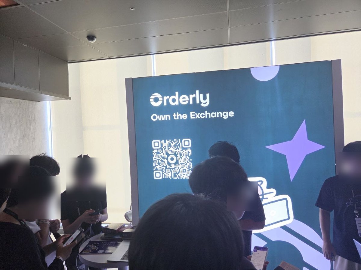 oneday3min's tweet photo. KBW 돌다가
@OrderlyKorea 부스에 들렸는데
사람들이 엄청나게 몰려있더라구요

확인해보니 @CryptoVictorya 가
하나하나 설명해 주고 있었어요
모두 다 미녀를 알아보는법...!

@kbwofficial 는 올해 처음인데
꽤 다양한 부스체험이 재미있더라구요

굿즈로 받은 @OrderlyNetwork 키링도
너무 이뻐서 인증샷까지 ㅋㅋ
아저씨손은 너무 안이뻐서 원데이 캐릭터손으로 교체...

#KBW2026 #Orderly