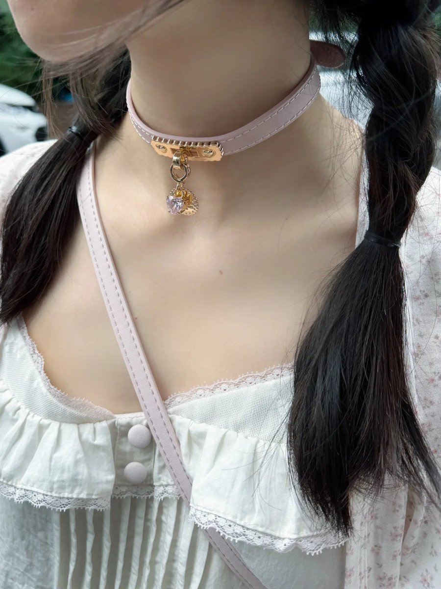 mxnliiii's tweet photo. 一条 choker 都能让某些人自动联想到“项圈”
到底是我戴得有问题，还是你看什么都带着自己的欲��？
我的穿搭不需要经过你的性化解读。
#雌竞 #女权 #女德 #女尊男卑 #厌男 #女神 #高贵 #健身 #白富美 https://t.co/J4vj2uilqB