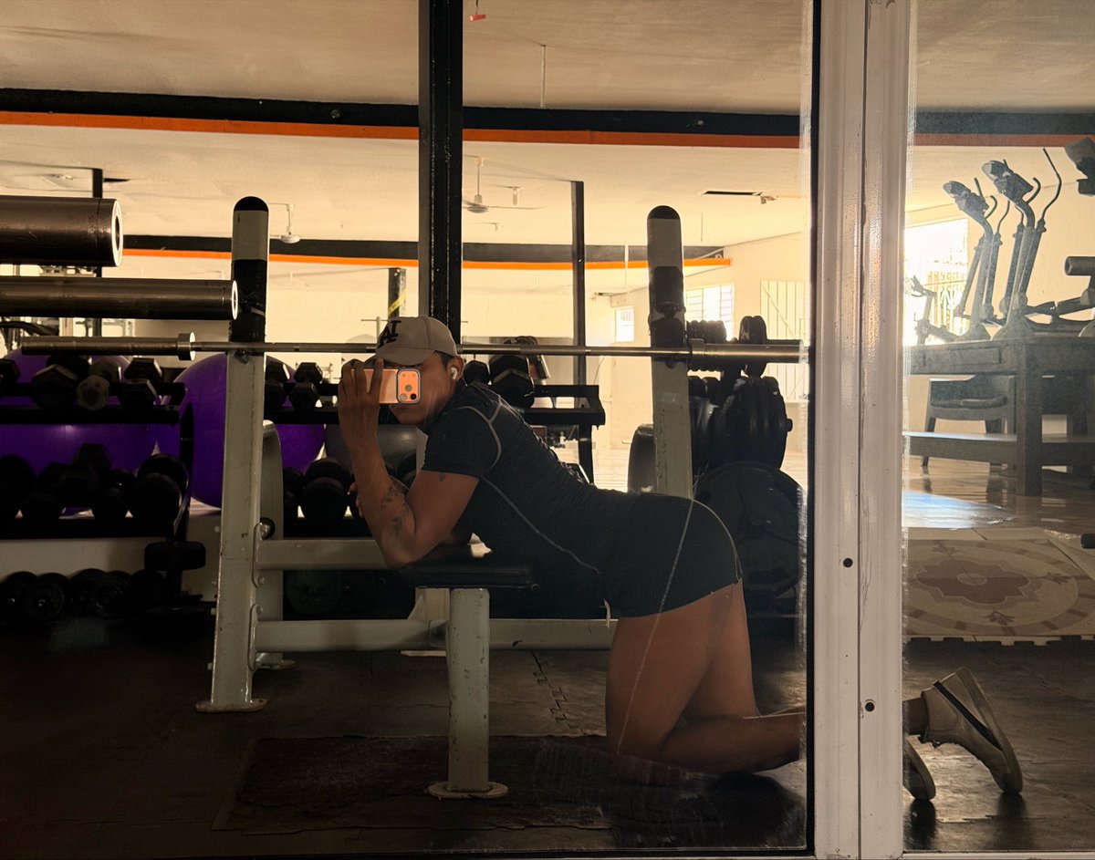 Emma20moo's tweet photo. Me calienta tanto tomarme fotos en el gym mientras a mi alrededor los hombres me miran 🥵 https://t.co/EUoACSYAXv