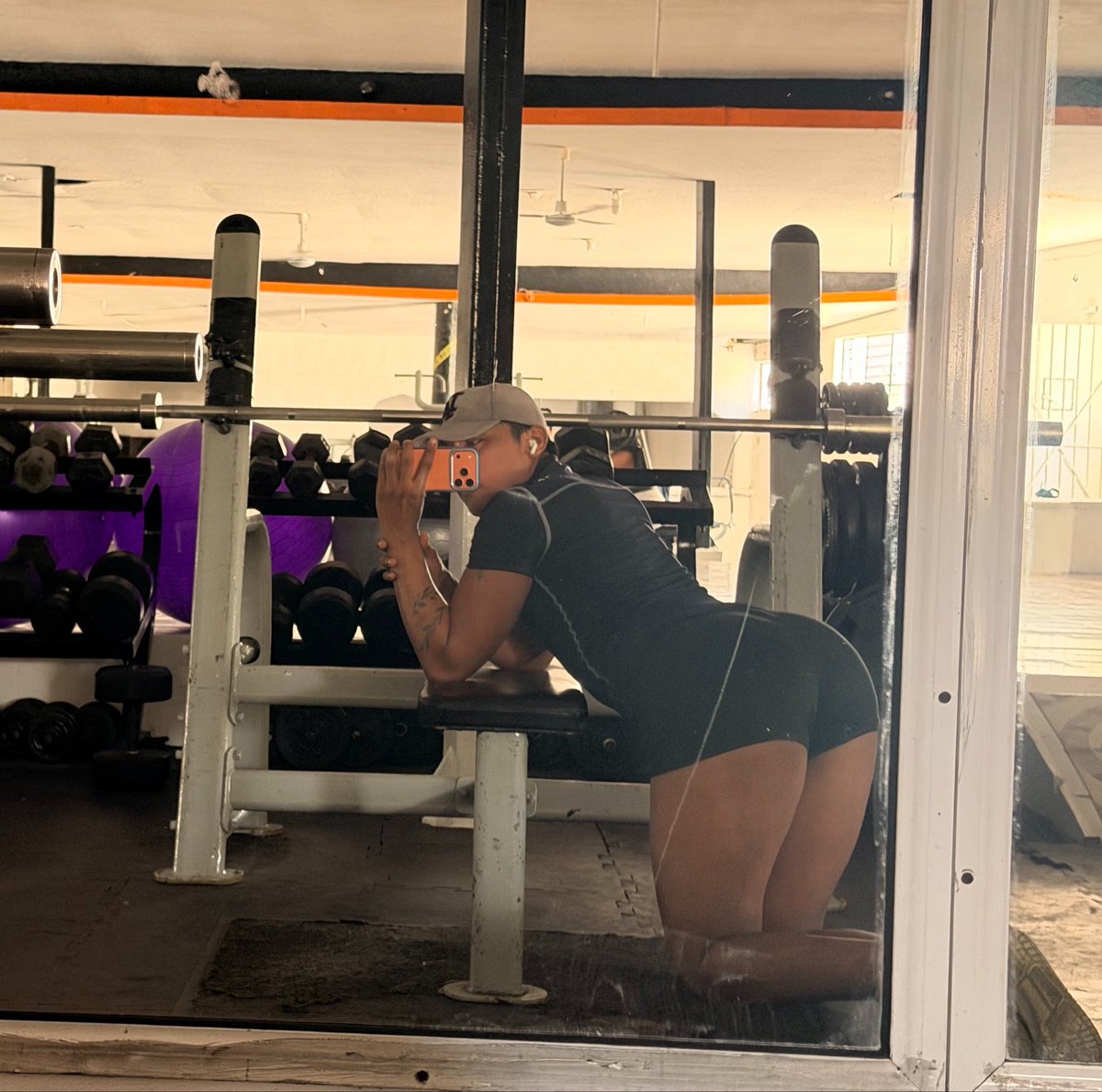 Emma20moo's tweet photo. Me calienta tanto tomarme fotos en el gym mientras a mi alrededor los hombres me miran 🥵 https://t.co/EUoACSYAXv