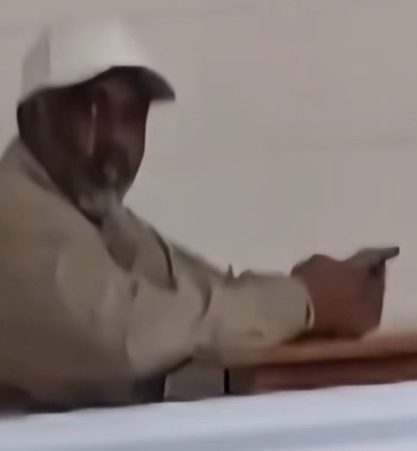 Indie5051's tweet photo. Diddy ha sido enviado de vuelta al confinamiento solitario después de un informe de NBC News que alegó que él tenía:

- Un teléfono móvil de contrabando para ver fotos desnudas y sexualmente explícitas enviadas por una exnovia.
- Alcohol dentro de la prisión.
- Reclusos cocinando comidas especiales para él.
- Reclusos lavando su ropa, limpiando y haciendo su cama.
- Masajes.
- Dinero supuestamente depositado en las cuentas de comisaría de otros reclusos a cambio de servicios.