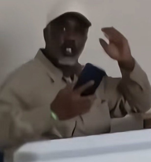 Indie5051's tweet photo. Diddy ha sido enviado de vuelta al confinamiento solitario después de un informe de NBC News que alegó que él tenía:

- Un teléfono móvil de contrabando para ver fotos desnudas y sexualmente explícitas enviadas por una exnovia.
- Alcohol dentro de la prisión.
- Reclusos cocinando comidas especiales para él.
- Reclusos lavando su ropa, limpiando y haciendo su cama.
- Masajes.
- Dinero supuestamente depositado en las cuentas de comisaría de otros reclusos a cambio de servicios.