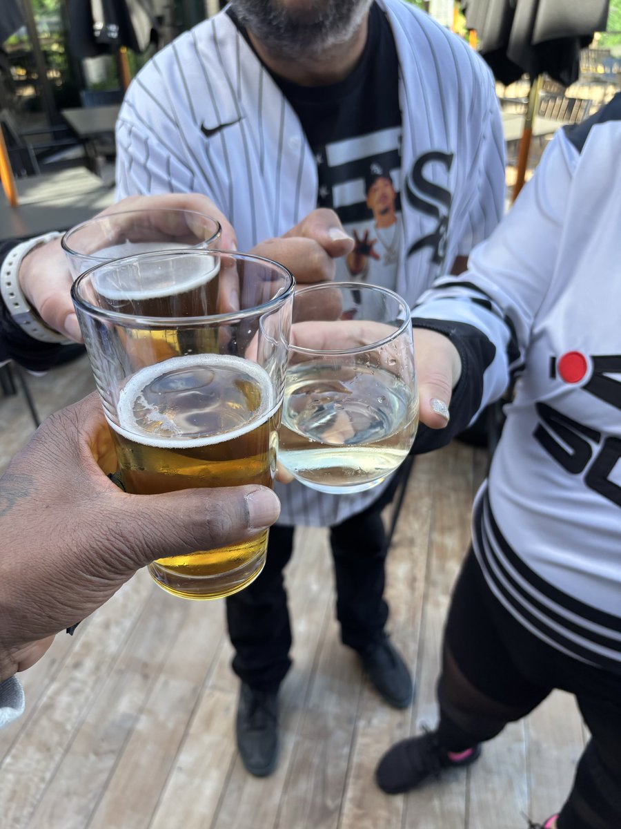 ILnoid5's tweet photo. @SamR33v3s CHEERSSSS 

LETS GO #whitesox https://t.co/OGWlnYbgoL