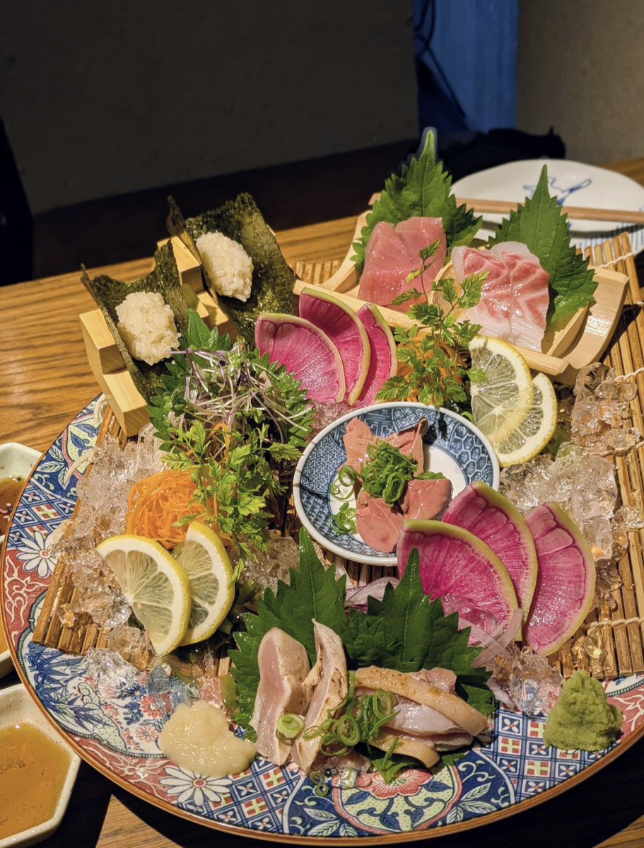 eddy6486975's tweet photo. 【D-DRAGON】
いきなり凄いのｷﾀ━(ﾟ∀ﾟ)━!！

鮮魚と肉刺し5種盛り合わせ～シモキタ盛り～
鰻ととうもろこしのクリーム春巻きに、坊ちゃんかぼちゃのグラタン✨

見た目も楽しい料理ばかりで、どれもめちゃくちゃ美味しい😆💕

下北沢に行ったら【D-DRAGON】さんめっちゃオススメです♡ https://t.co/xRmNQhevEc