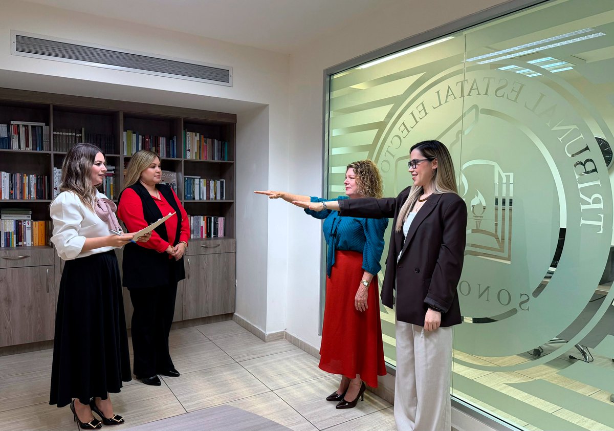 TEESonora's tweet photo. Sesión ordinaria del Comité de Transparencia del TEE Sonora

La Magistrada Presidenta, Alejandra Velarde Félix (@VelardeAlejan), tomó protesta a Liz Pamela Soto Félix, Titular de la Unidad de Transparencia, y a Aurora Guadalupe Gutiérrez Ramírez (@aurora_ggr), Secretaria General, quienes asumieron respectivamente los cargos de Presidenta e integrante del Comité de Transparencia del TEE Sonora.

Durante el acto, la Magistrada Ana Maribel Salcido Jashimoto (@SalcidoJashimot) y la Titular del Órgano Interno de Control, Mtra. Ibeth Eréndira Fuentes Olivarría (@IbethErendira), dirigieron un mensaje a las integrantes del Comité, destacando la importancia de su conformación y de consolidar una cultura institucional basada en la transparencia, la rendición de cuentas y el acceso a la información pública.

Con la integración de este Comité, el #TEESonora refrenda su compromiso con los principios que rigen una institución abierta, responsable y cercana a la ciudadanía.