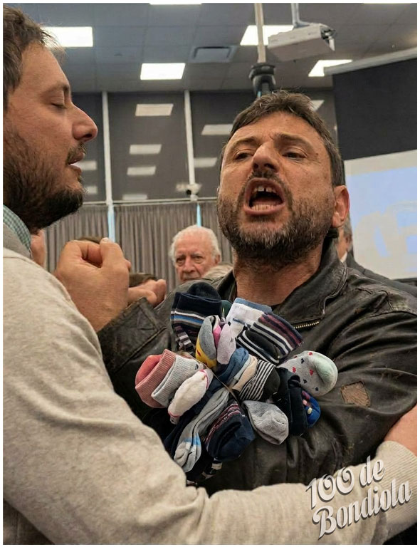 CiendebondiolaB's tweet photo. Cuando un fisura se mete a vender sin permiso y arma un escándalo. https://t.co/wGCVUHKMQx