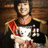 iamsunnysunday's tweet photo. หลายคนอาจไม่ทัน 
จูจีฮุน ณ ตอนนั้นกำลังมีผลงานดังเรื่อง Princess Hours เล่นเรื่องแรกก็ดังเลย ชีวิตกำลังไปได้สวย แต่มาถูกจับข้อหายาเสพติดในงานปาร์ตี้ 

เพื่อนฮีเสพ แต่ฮีไม่ได้เสพ เลยไม่ถูกจับในตอนแรกเพราะตรวจเลือดแล้วไม่เจอ แต่ฮีรู้สึกละอายใจเลยบอกตำรวจว่าเคยลองเสพครั้งสองครั้ง 

ศาลตัดสินว่ามีความผิดให้จำคุก แต่รอลงอาญา 1 ปี ปรับเงิน และต้องบำเพ็ญประโยชน์ต่อสังคม 120 ชม. (ไม่ได้ติดคุกจริง ๆ)

หลังจากนั้นฮีก็หายไปเข้ากรมทหาร หลายปี แล้วก็กลับมารับงานในวงการบันเทิงอีกครั้ง

ช่วงแรกที่กลับมา ฮีโดนแบนจากวงการ โดนสังคมด่า แต่เพราะเป็นคนมุ่งมั่น พัฒนาตัวเอง พิสูจน์ตัวเอง รับบทหลากหลาย ไม่ได้ขายหล่อ แต่ขายฝีมือจริง ๆ เลยค่อย ๆ ได้รับโอกาสจากผกก ได้แสดงหนังฟอร์มยักษ์ ฮีกลับมาดังอีกครั้ง แล้วก็ได้มาเล่น Kingdom กับ The Traumacode ที่ดัง ๆ ใน Netflix นั่นแหละ