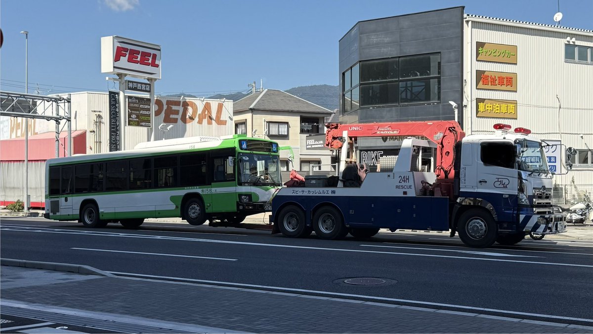 kuunel666's tweet photo. この前の高羽事故に巻き込まれた市バスがどこかに運ばれてる・・😳 https://t.co/jNuzisMvk6