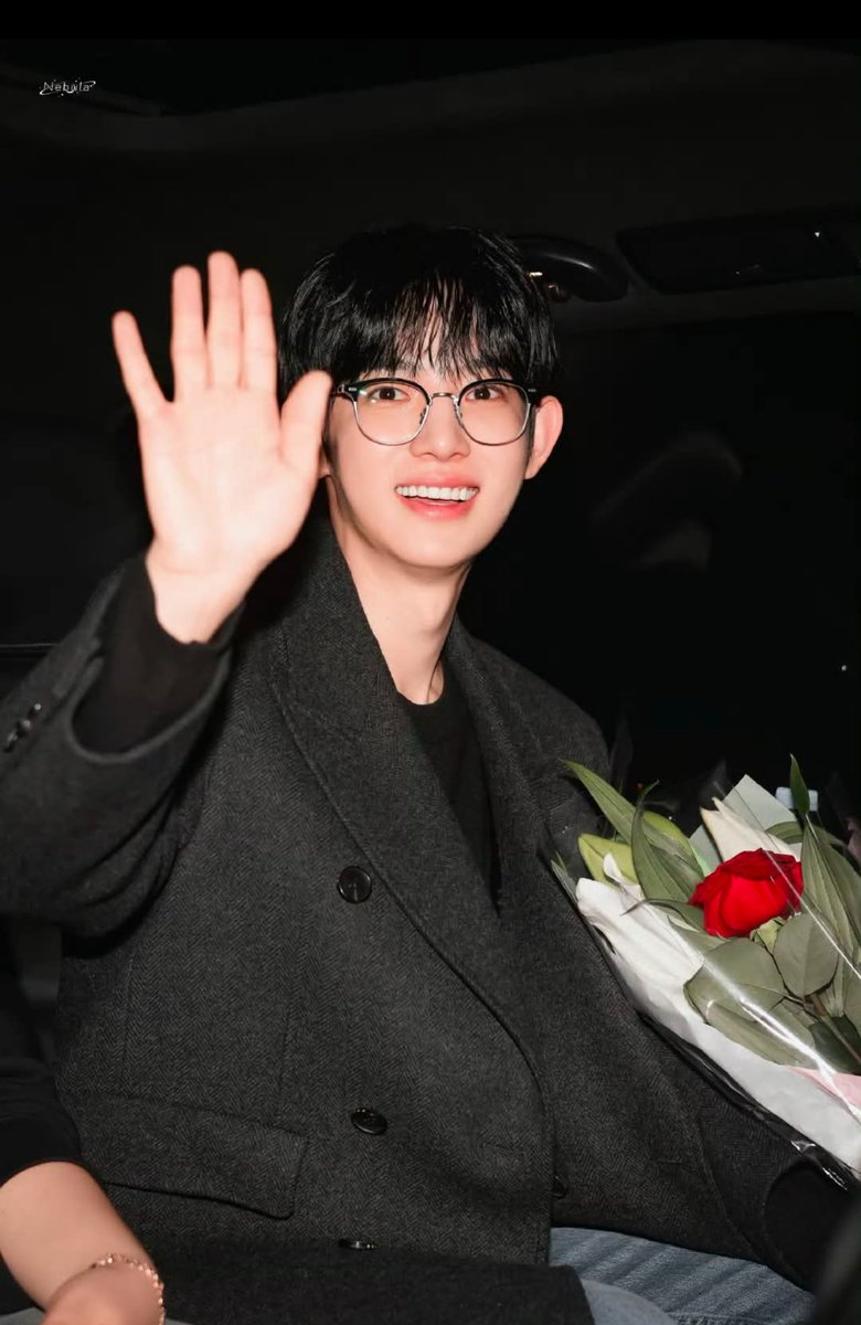 Seeusun10's tweet photo. Bienvenue, Park Siwoo. May the Parisian lights illuminate a brand-new side of your beauty and elegance this fashion week.

BONNE JOURNÉE SIWOO
#PARKSIWOO
#PARKSIWOOPFWSS27 https://t.co/xIiSkXm4TE