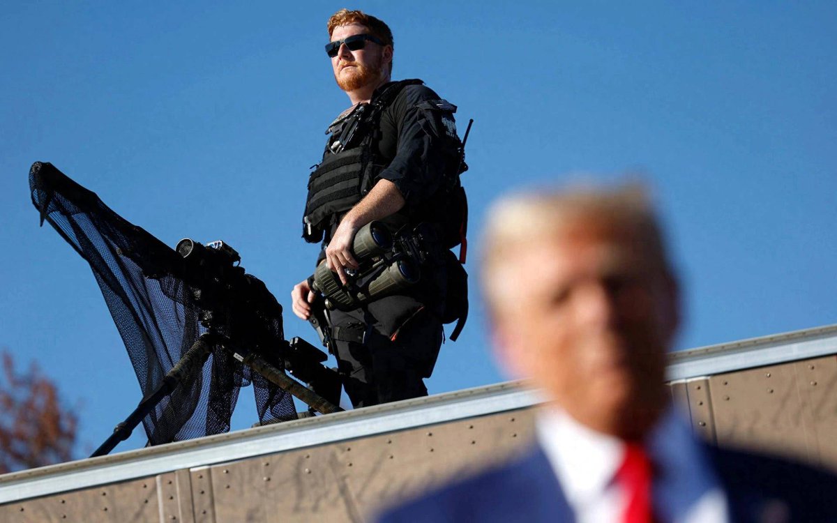 zyxdrk237's tweet photo. The sniper on the balcony looked fierce, his brow furrowed tightly, as he picked up the compass with an unyielding air. https://t.co/aiyZDOay0L