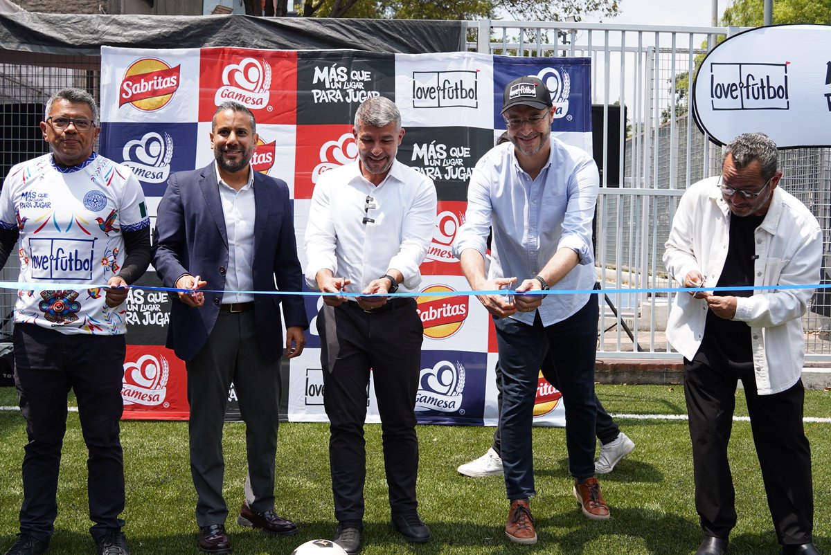 mauriciotabe's tweet photo. Con el apoyo de @lovefutbol, entregamos la cancha de Ferrocarril de Cuernavaca para que las y los vecinos de Granada tengan un espacio digno, seguro y de primera para hacer lo que más aman: jugar, convivir y hacer comunidad.

¡Que ruede el balón!🙌🏻 https://t.co/Bd8Cv0un1Q