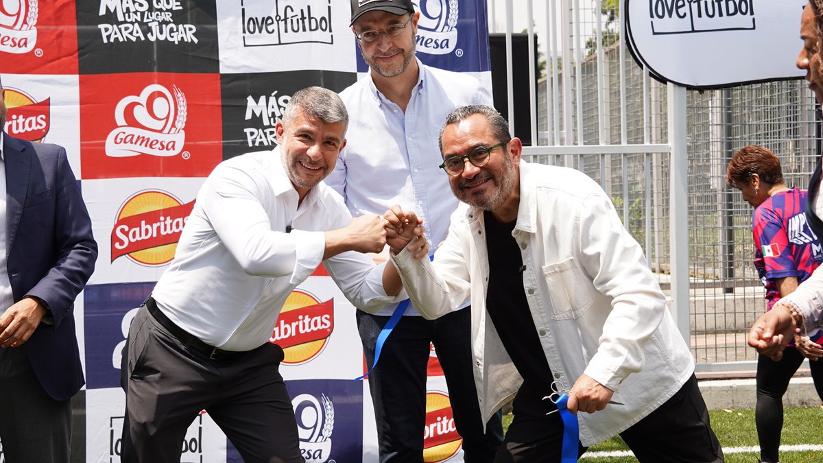 mauriciotabe's tweet photo. Con el apoyo de @lovefutbol, entregamos la cancha de Ferrocarril de Cuernavaca para que las y los vecinos de Granada tengan un espacio digno, seguro y de primera para hacer lo que más aman: jugar, convivir y hacer comunidad.

¡Que ruede el balón!🙌🏻 https://t.co/Bd8Cv0un1Q