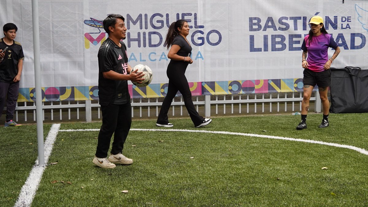 mauriciotabe's tweet photo. Con el apoyo de @lovefutbol, entregamos la cancha de Ferrocarril de Cuernavaca para que las y los vecinos de Granada tengan un espacio digno, seguro y de primera para hacer lo que más aman: jugar, convivir y hacer comunidad.

¡Que ruede el balón!🙌🏻 https://t.co/Bd8Cv0un1Q