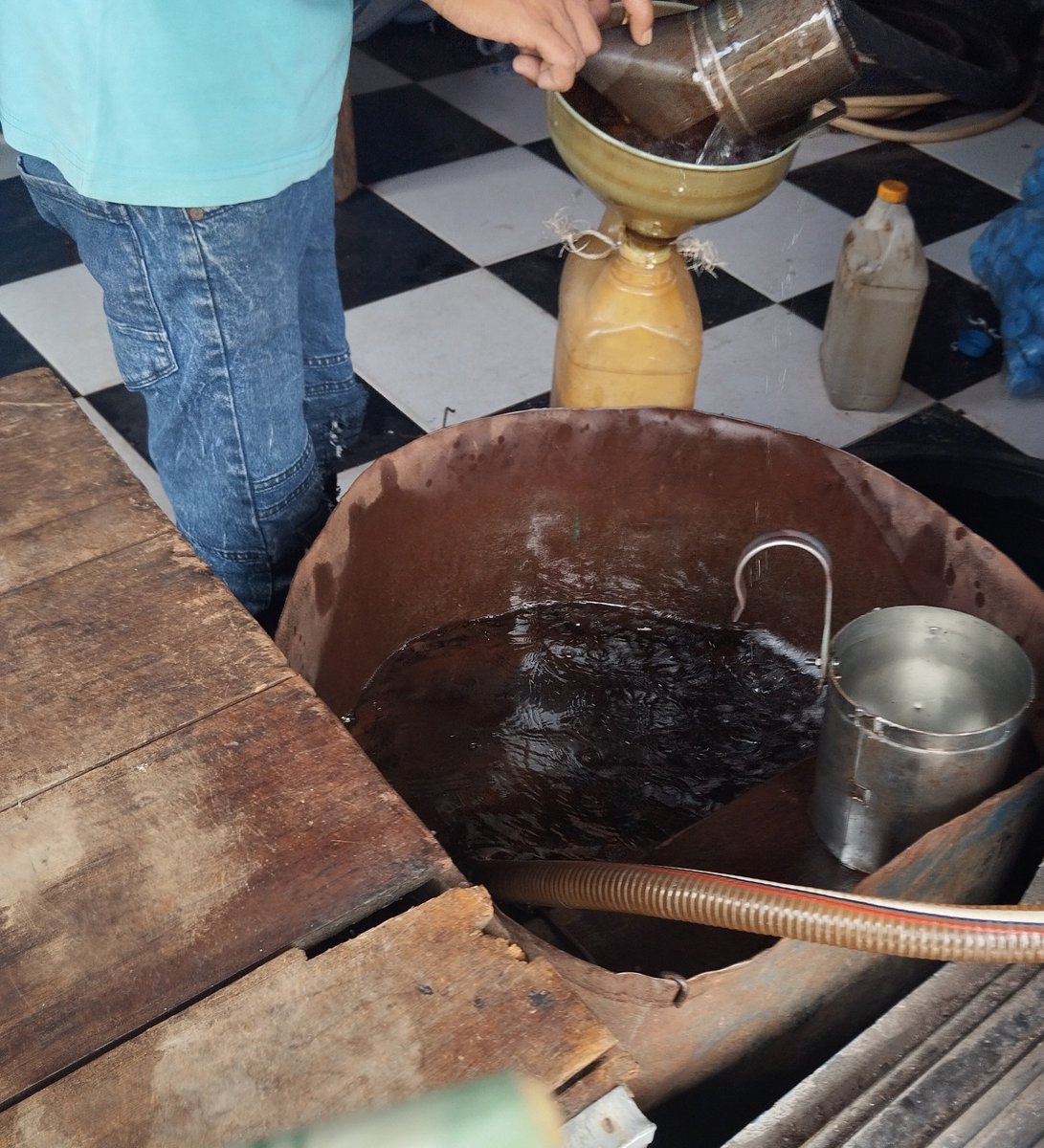 wa2nntx's tweet photo. Saat berkunjung bersama rombongan MPR, Ketua MPR Ahmad Muzani heran kepulauan Natuna penghasil gas, masyarakatnya tak menikmati gas subsidi.

Memang iya, Natuna masih gunakan minyak tanah bersubsidi. 

Minyak tanah bersubsidi ini antri satu kali seminggu dengan dijatah beberapa liter per Kartu keluarga.