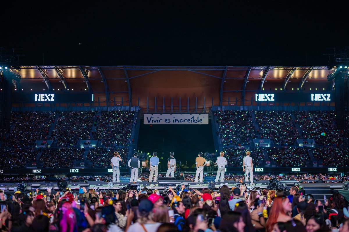 kbsworld_enter's tweet photo. '지구 반대편 라틴 아메리카 사로잡은' NEXZ, 대형 뮤직 페스티벌 활약세! 글로벌 영향력 확장!
 
- 9월 라틴 아메리카 4개 도시 누비며 수십만 관중 조우! 그룹 이름과 음악 제대로 알렸다!

[사진제공: JYP엔터테인먼트, @lostinview, DIEGOPADILHA, Pablo Deyta]

#넥스지 #NEXZ https://t.co/Vb6MntwIBc