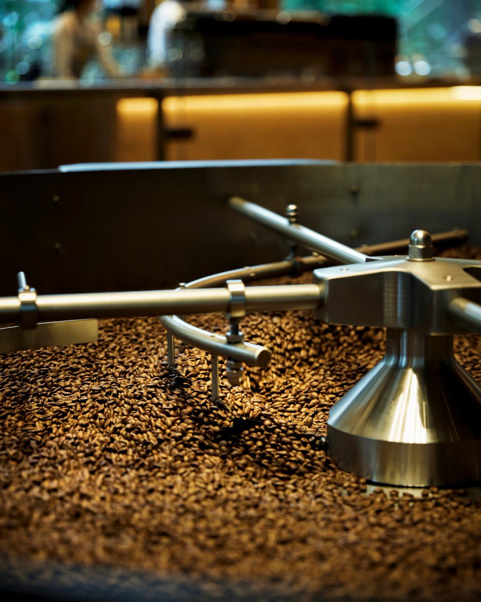 roasterytokyo's tweet photo. ☕10月1日は、「国際コーヒーの日」。

私たちが何気なく飲んでいる一杯のコーヒー。
その一杯は、約70か国の生産地で大切に育てられたコーヒー豆が、焙煎され、バリスタによって丁寧に抽出され、ようやく皆さんのもとへ届きます。

ロースタリー 東京では、コーヒーが生まれる瞬間を五感で体験することができます。

立ちのぼる焙煎の香り。
バリスタが一杯ずつ抽出する所作。
目の前で完成していく一杯。

国際コーヒーの日をきっかけに、いつもの一杯の"その先"を感じに、
ぜひスターバックス リザーブ® ロースタリー 東京へお越しください。