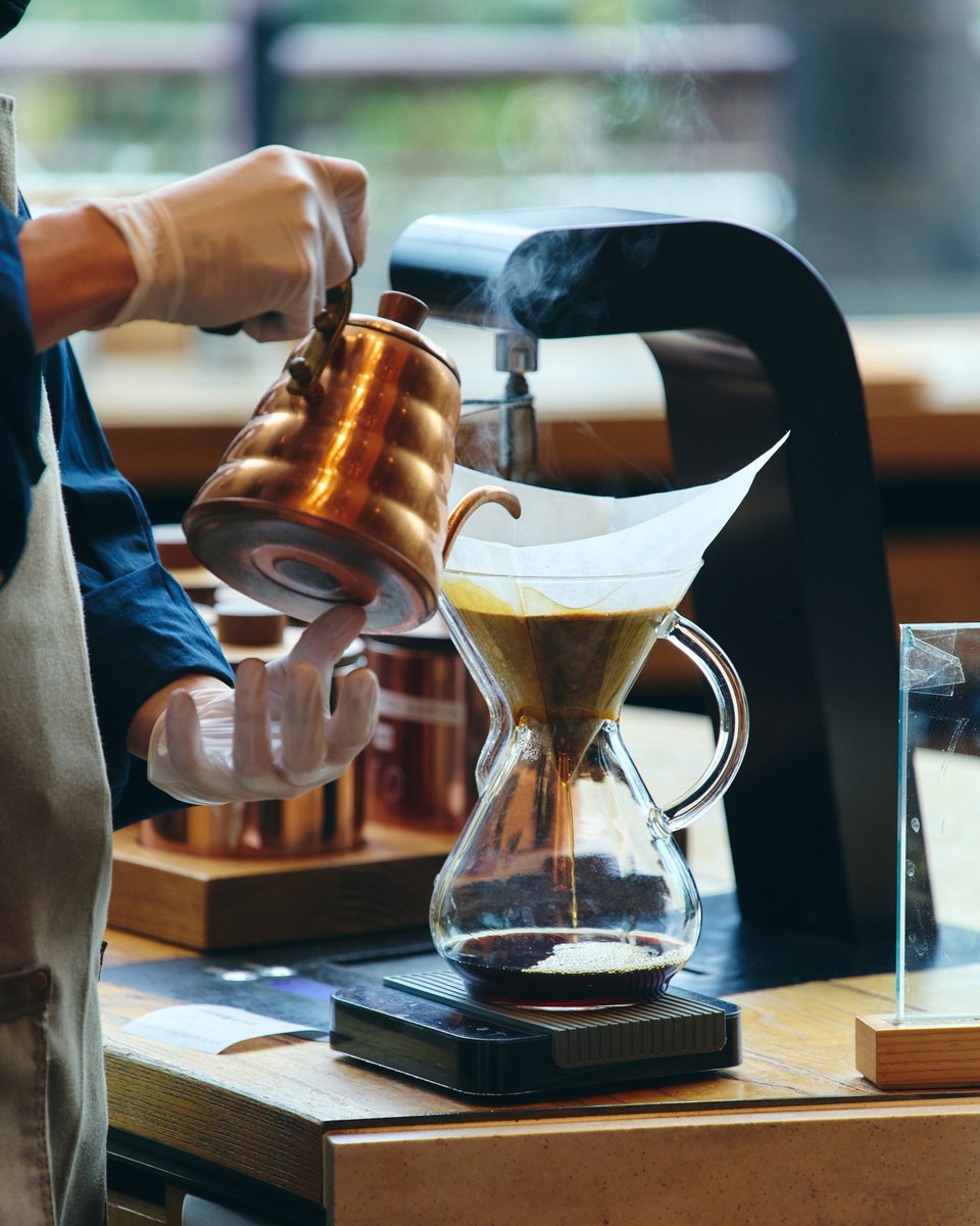roasterytokyo's tweet photo. ☕10月1日は、「国際コーヒーの日」。

私たちが何気なく飲んでいる一杯のコーヒー。
その一杯は、約70か国の生産地で大切に育てられたコーヒー豆が、焙煎され、バリスタによって丁寧に抽出され、ようやく皆さんのもとへ届きます。

ロースタリー 東京では、コーヒーが生まれる瞬間を五感で体験することができます。

立ちのぼる焙煎の香り。
バリスタが一杯ずつ抽出する所作。
目の前で完成していく一杯。

国際コーヒーの日をきっかけに、いつもの一杯の"その先"を感じに、
ぜひスターバックス リザーブ® ロースタリー 東京へお越しください。